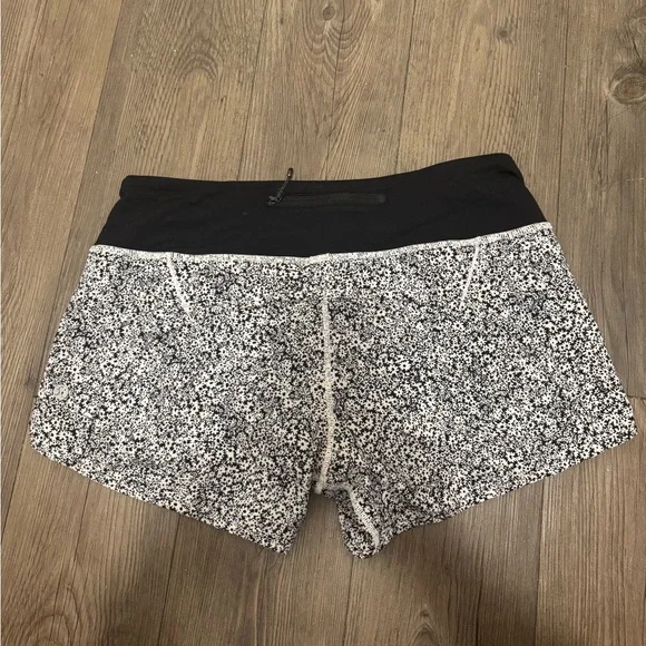 Lululemon Speed Up 4” Mid Rise Shorts in Black & White Floral - Picture 2 of 3